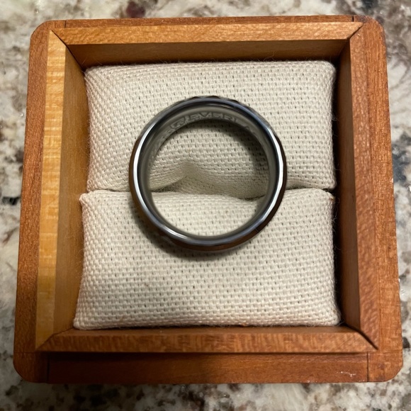 Everlast Tungsten Carbide ring Sz 9 - Picture 2 of 3